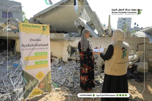 رسالة توزع مساعدات نقدية للمهدمة بيوتهم في الحرب الأخيرة على غزة